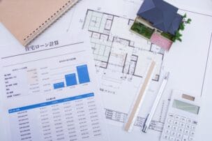 銀行・金融機関のチラシで集客する方法|相談会・キャンペーンに強いポスティング戦略 住宅ローンの金利比較表や返済シミュレーション、家の模型と間取り図、電卓などが並ぶ画像。住宅ローン相談会や金融サービスの案内をイメージさせる構成。